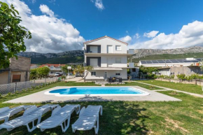 Family friendly house with 3 rooms,big pool and grill near Split
